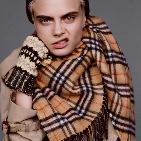 Authentic Burberry wool triangle scarf - Picture 3 of 10